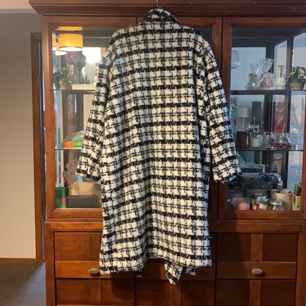 Gorgeous Houndstooth Trench coat very comfortable